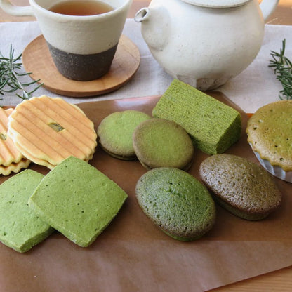 個包装から取り出しお皿に並べた宇治抹茶焼き菓子詰合せ