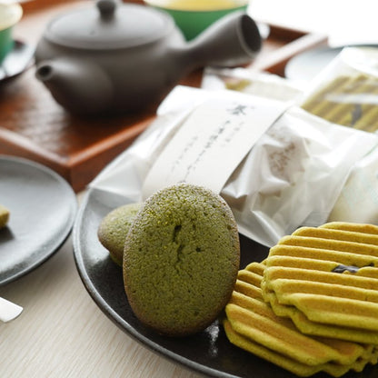 個包装から取り出した宇治抹茶のフィナンシェとヴァッフェル