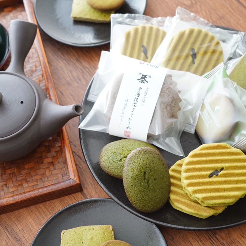 個包装のままお皿に並べた宇治抹茶焼き菓子詰合せ